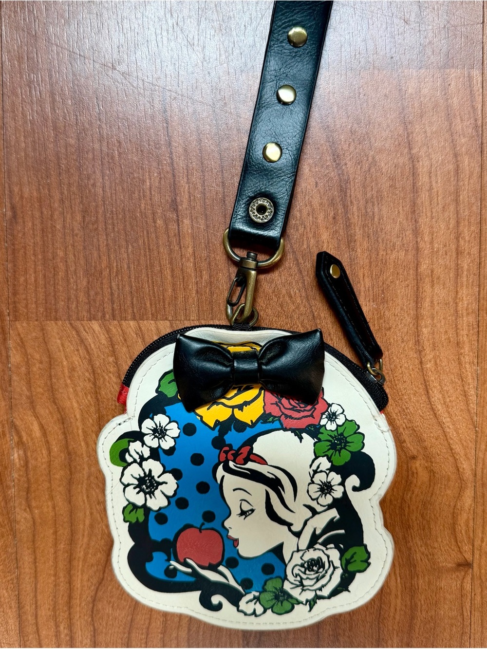 Rare Disney Snow White Coin Pouch Wristlet